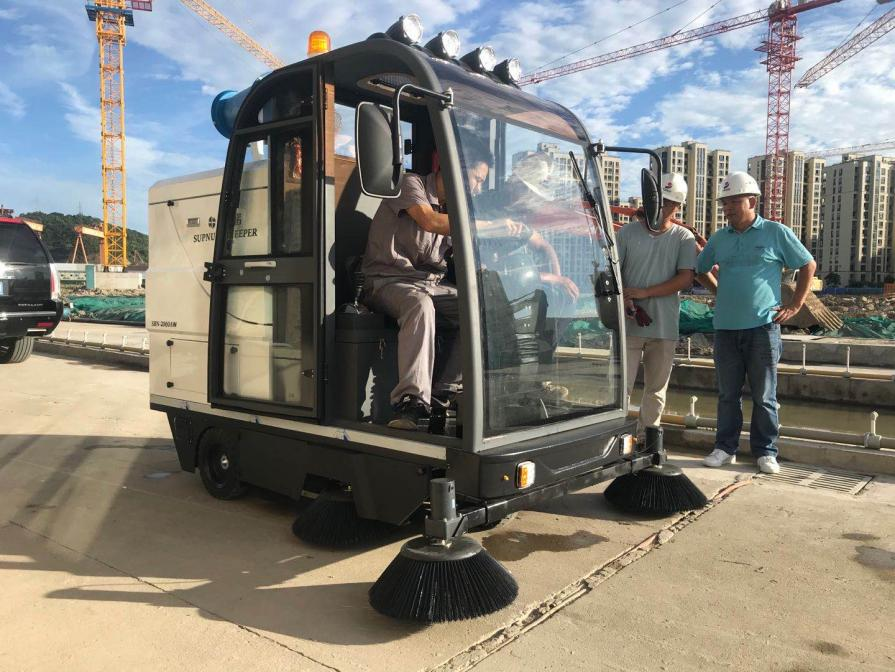 昌吉龙海市电动清扫车：现代城市清洁的新解决方案